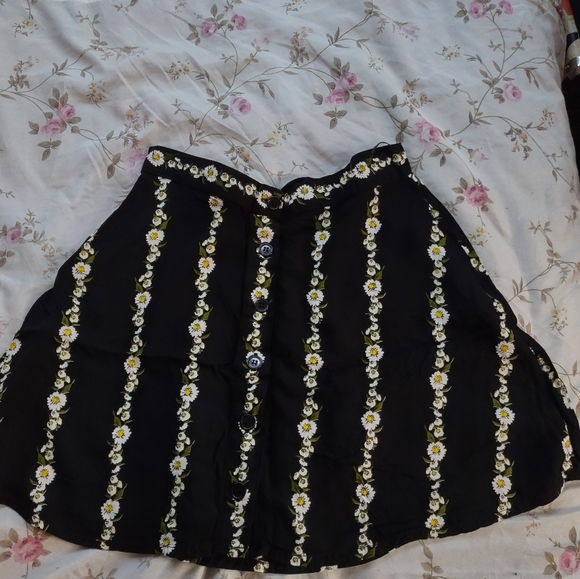 Black skirt with daisy chain design - Picture 2 of 7